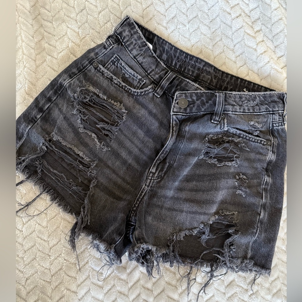 Distressed Gray Denim Shorts American Eagle size 4.🖤🩶